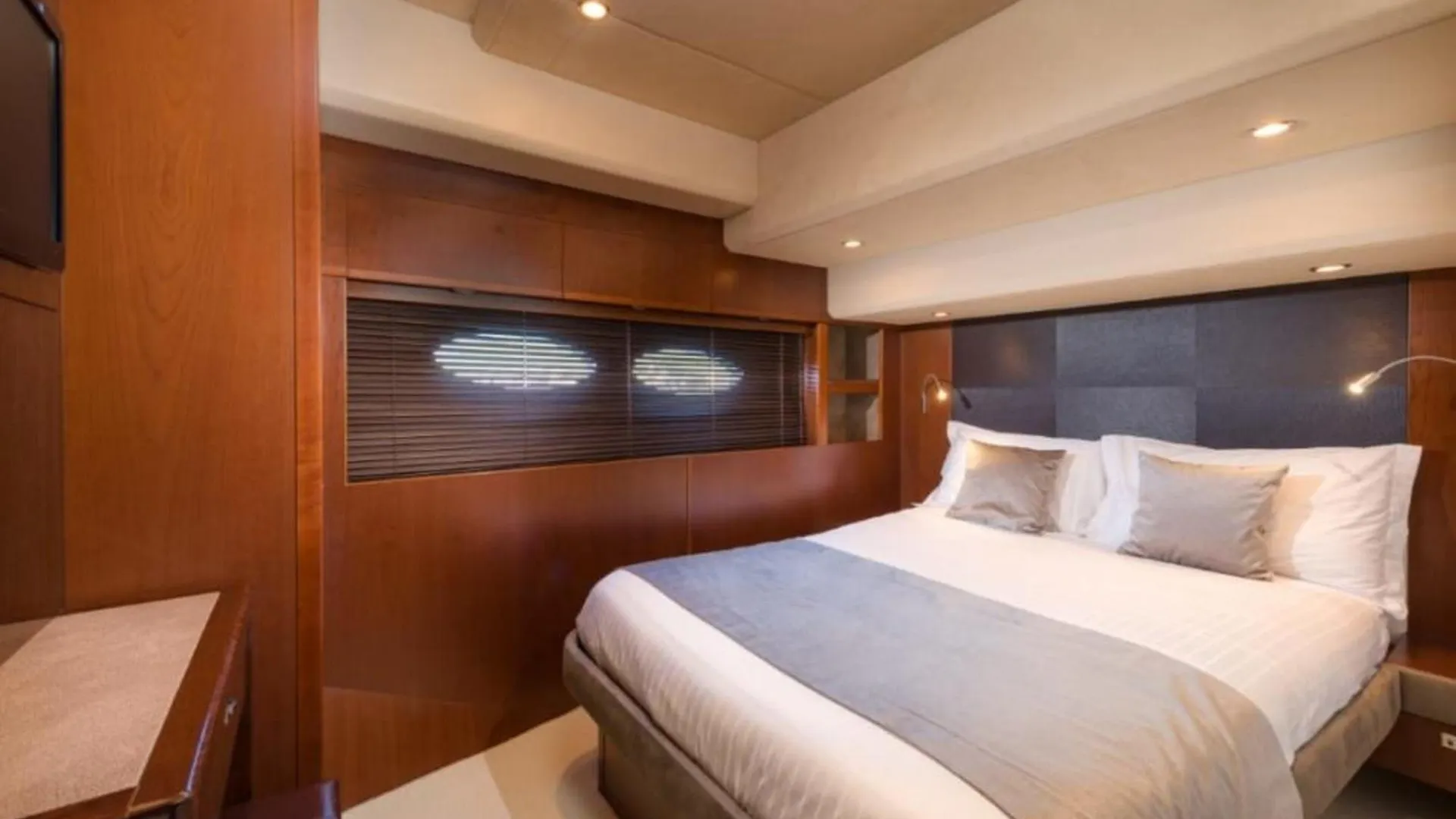 Holiday home Private Yacht - Princess 72 Fly Split