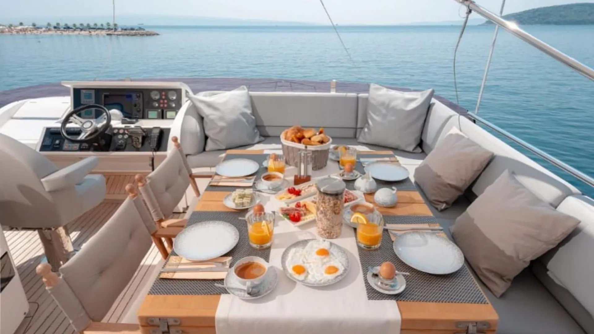 Private Yacht - Princess 72 Fly Split